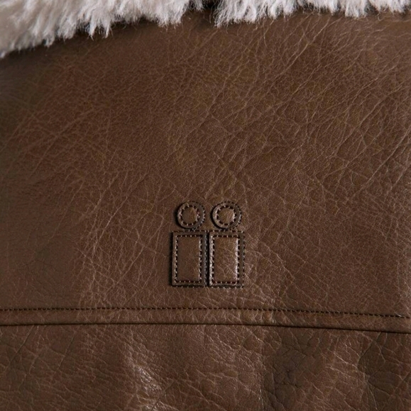 Sleeveless Fluffy Collar Jacket - Picture 5 of 5